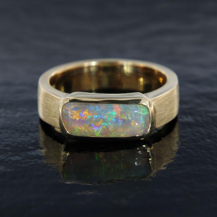 Bunter Kristallopal in einem Ring aus massivem 750er Gold